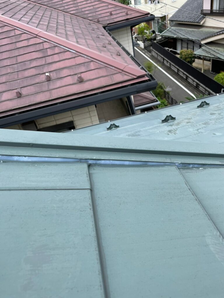町田市成瀬にて屋根コーキング工事（コーキング増し打ち）
